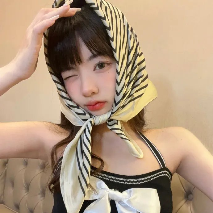 暗红 海报